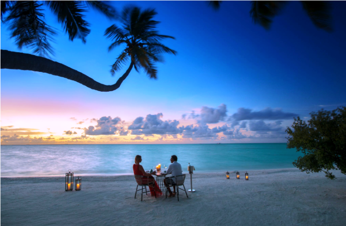 Kandima - Dining on the beach